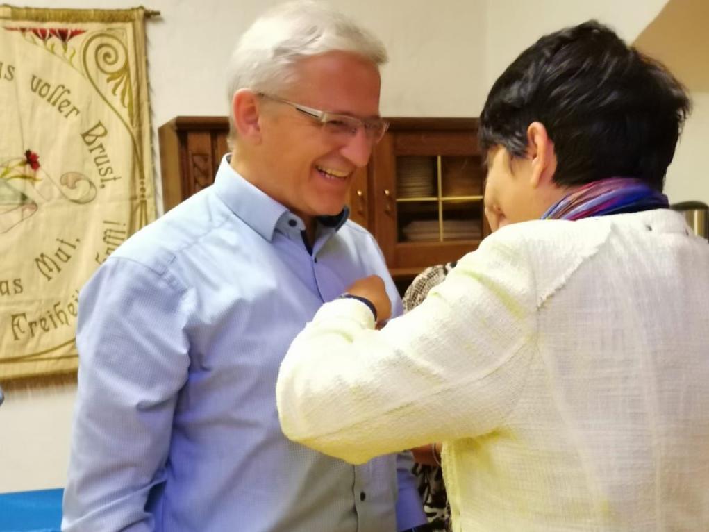 Überreichung der kl. Scheuplakette an Hansjörg Girstmair durch Frau Prof. Gabi Rothbacher