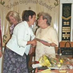 Geschenkübergabe an Fr. Edith Bader 